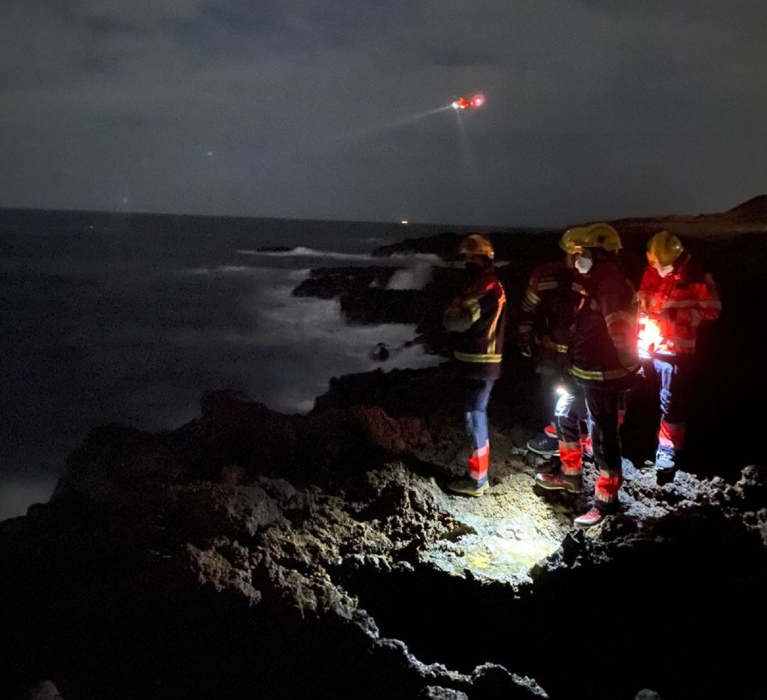 Servicios de emergencia buscando al desaparecido en el Charco del Palo.