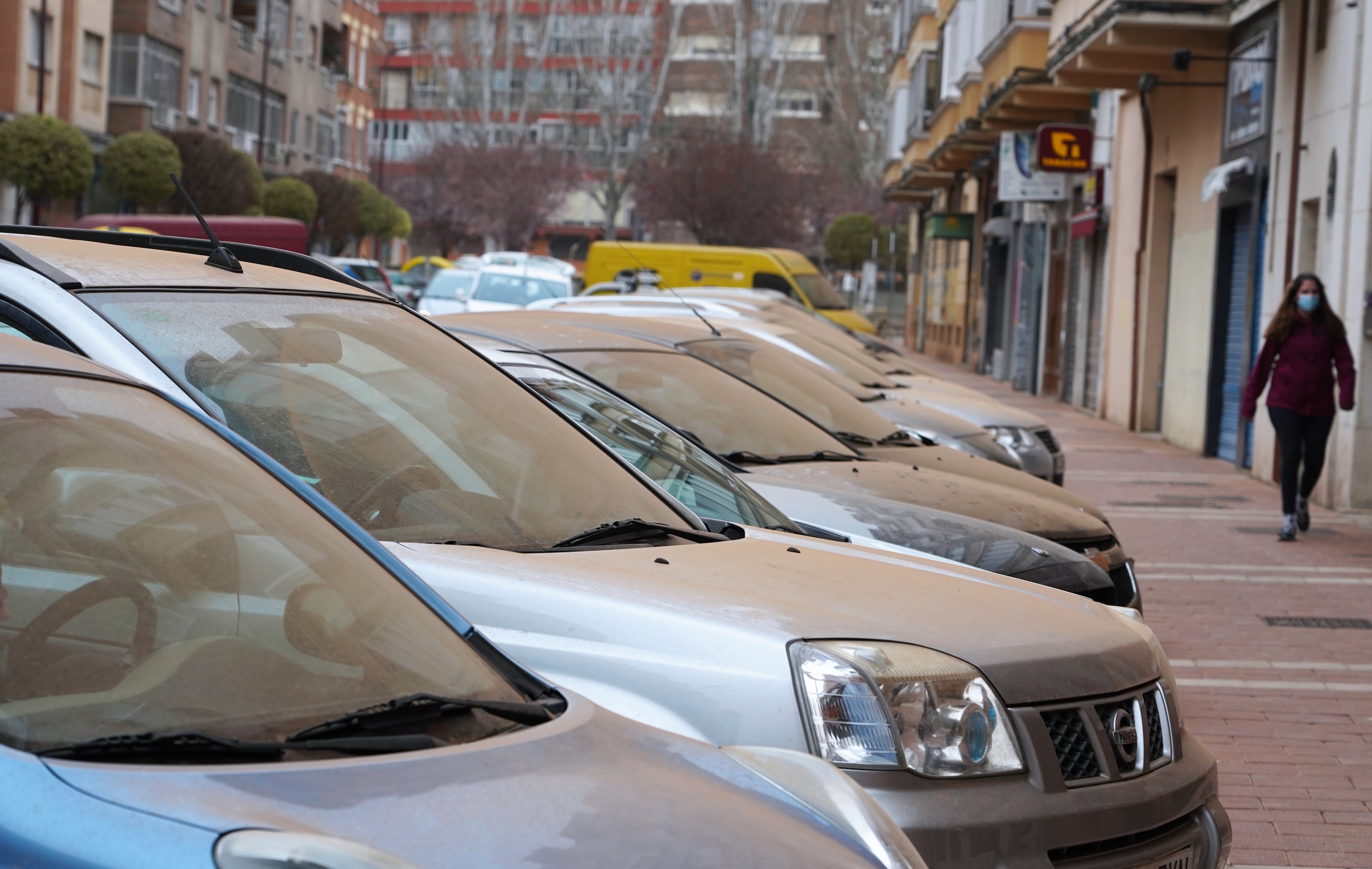 Manto de polvo africano sombre varios vehículos en Valladolid