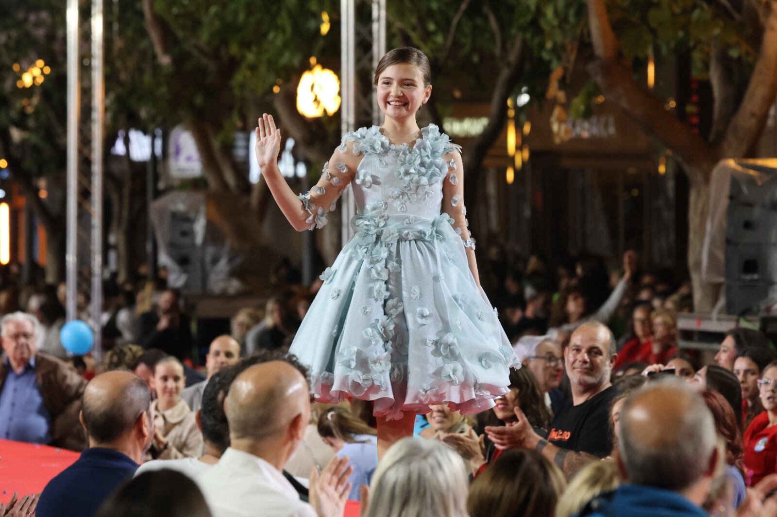Valentina Tárraga, Bellea del Foc Infantil 2025, en la pasarela de La Rambla. Foto: Ayuntamiento de Alicante
