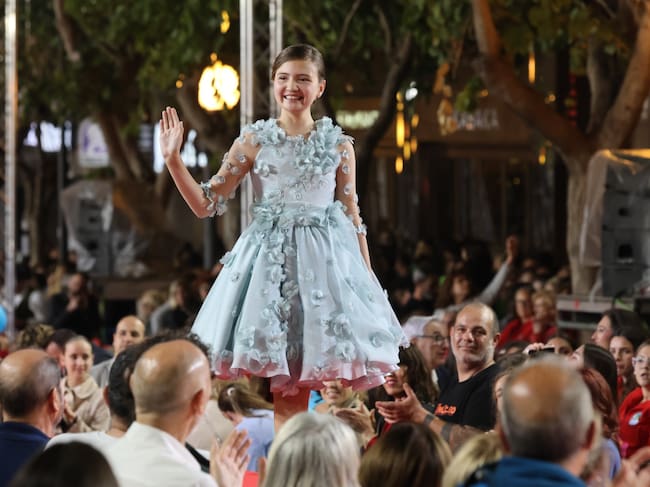 Valentina Tárraga, Bellea del Foc Infantil 2025, en la pasarela de La Rambla. Foto: Ayuntamiento de Alicante