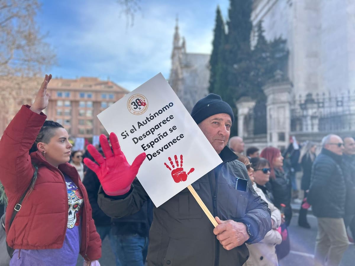 "Solo queremos trabajar": un centenar de autónomos 'de luto' en Valladolid