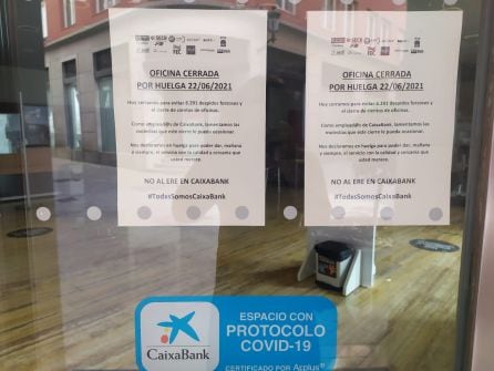 Oficina de Caixabank en calle Trapería, cerrada por huelga