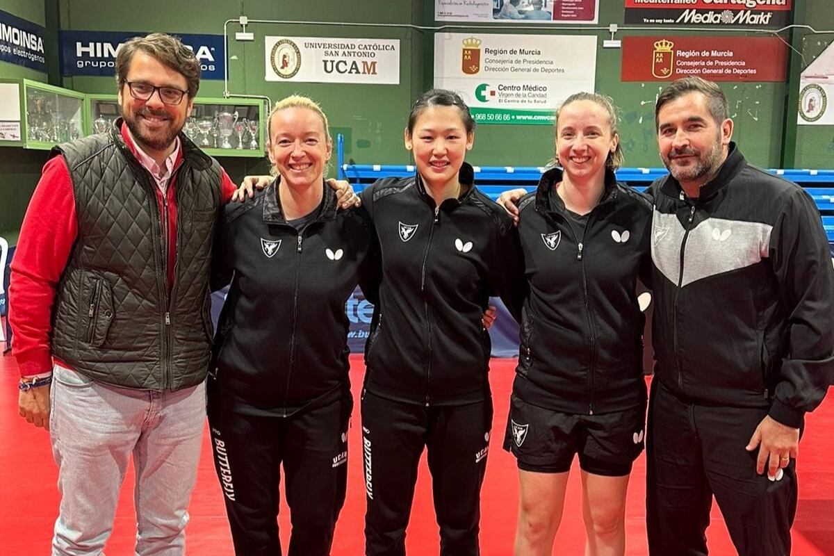 Plantilla y director deportivo del UCAM Cartagena posan junto al concejal de Deportes