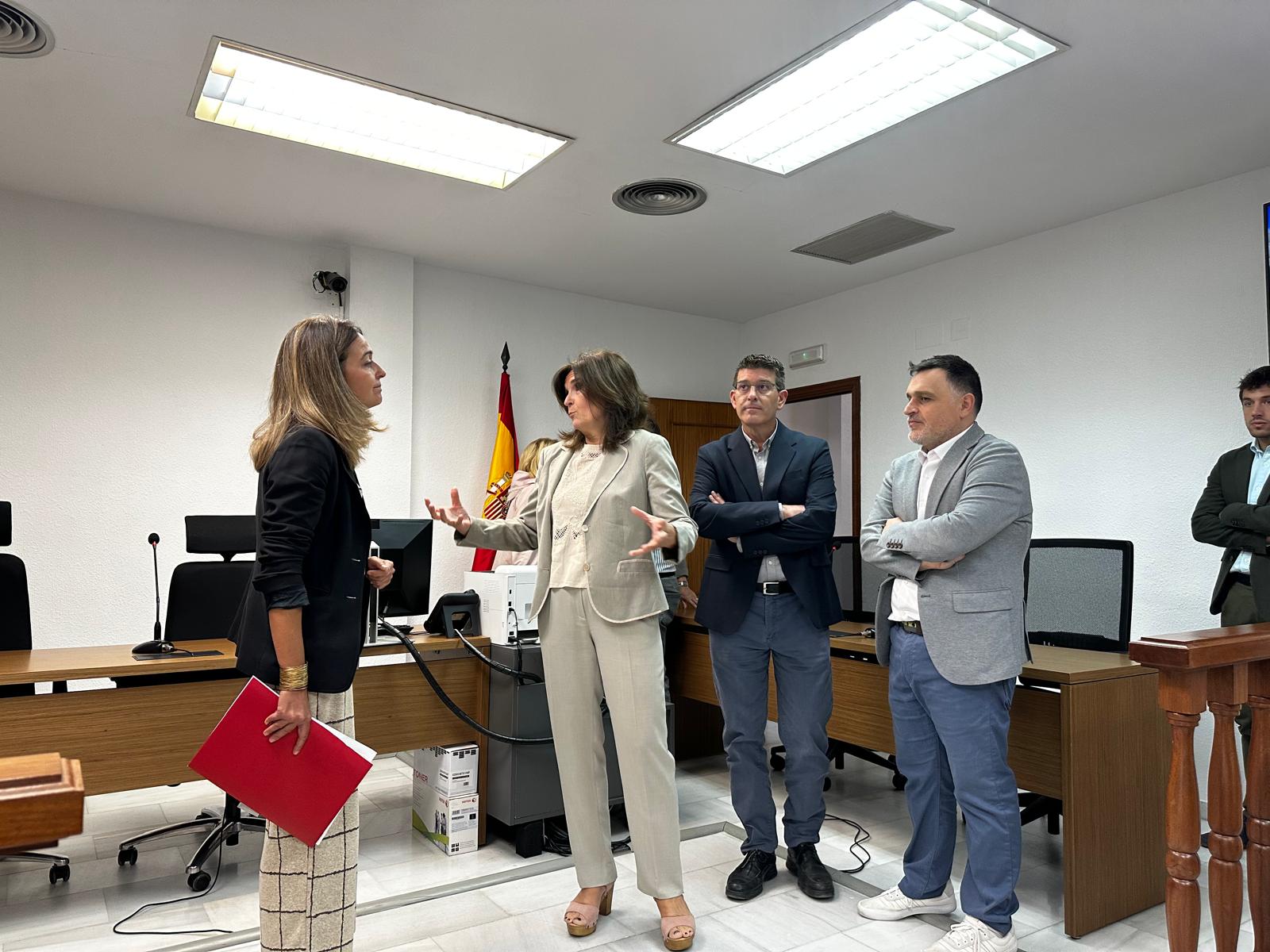 La consellera de Justicia y Administración Pública, Nuria Martínez, junto al alcalde de Ontinyent, Jorge Rodríguez, durante su visita a las actuales dependencias judiciales de la ciudad