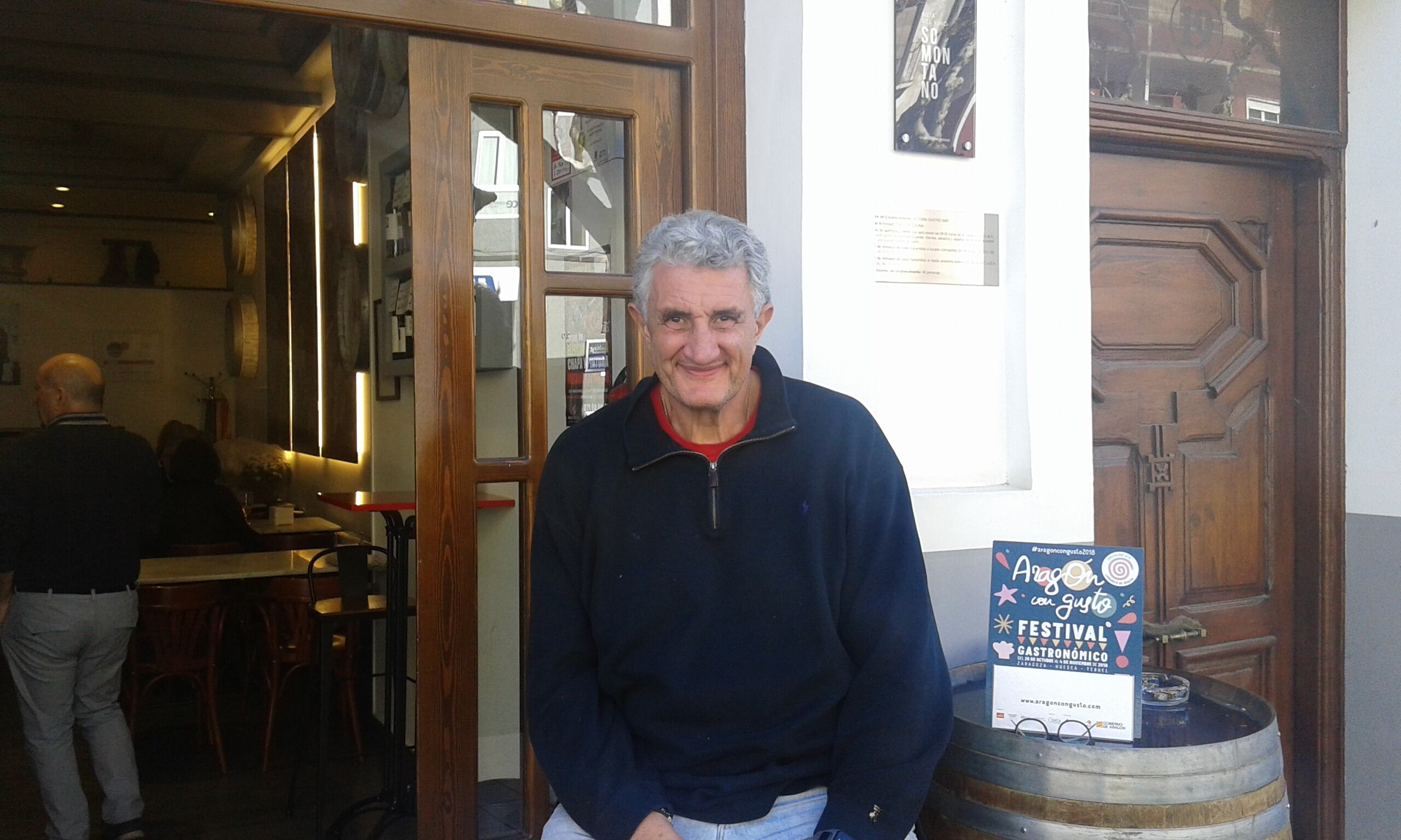 Fernando Romay en el Victoria Gastrobar en una visita a Barbastro