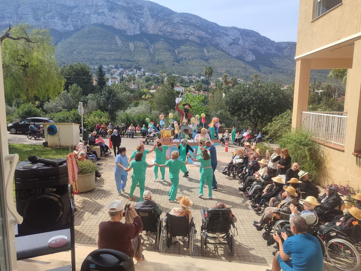 La residencia Santa Llúcia de Dénia planta su falla y prepara la cremà con chocolate y la visita de las Falleras Mayores