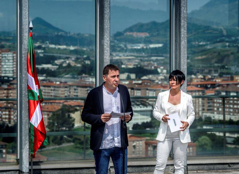 Arnaldo Otegi y Maddalen Iriarte, analizan el acuerdo alcanzado con el PNV en la Ponencia de Autogobierno del Parlamento Vasco