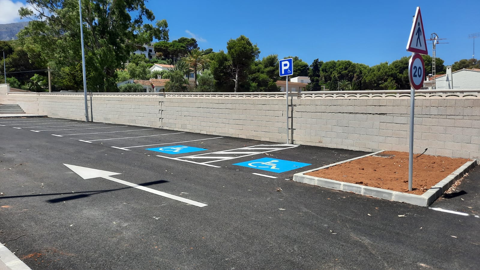 Aparcamiento público en Les Rotes.