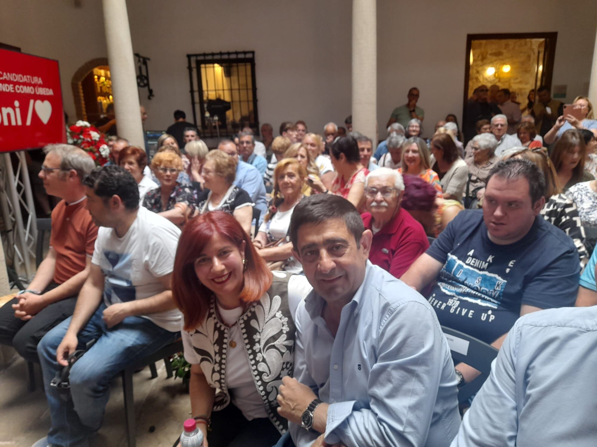 Toni Olivares, arropada por Francisco Reyes en la presentación de la candidatura del PSOE en Úbeda
