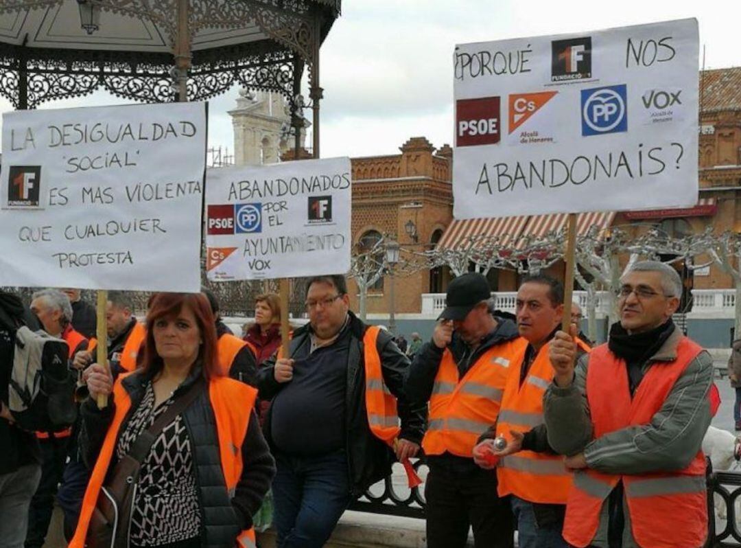 Trabajadores de la Fundación Nº1 durante una protesta frente al Ayuntamiento de Alcalá de Henares