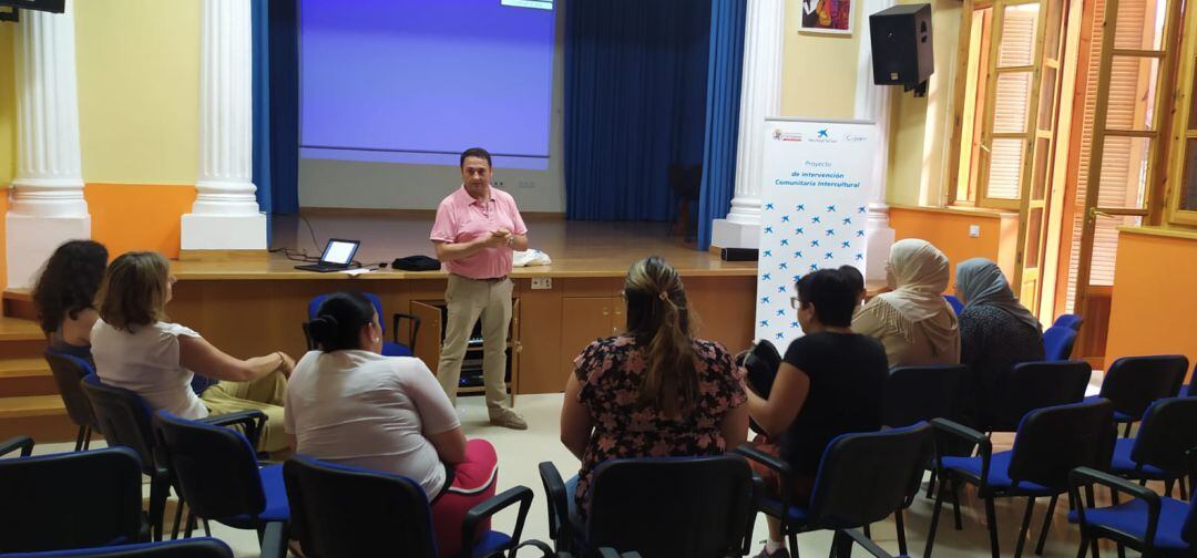 Charla de &#039;Ocio y Tiempo Libre en familia y en el barrio&#039; donde se comparten experiencias e ideas para compartir el tiempo de ocio en familia.