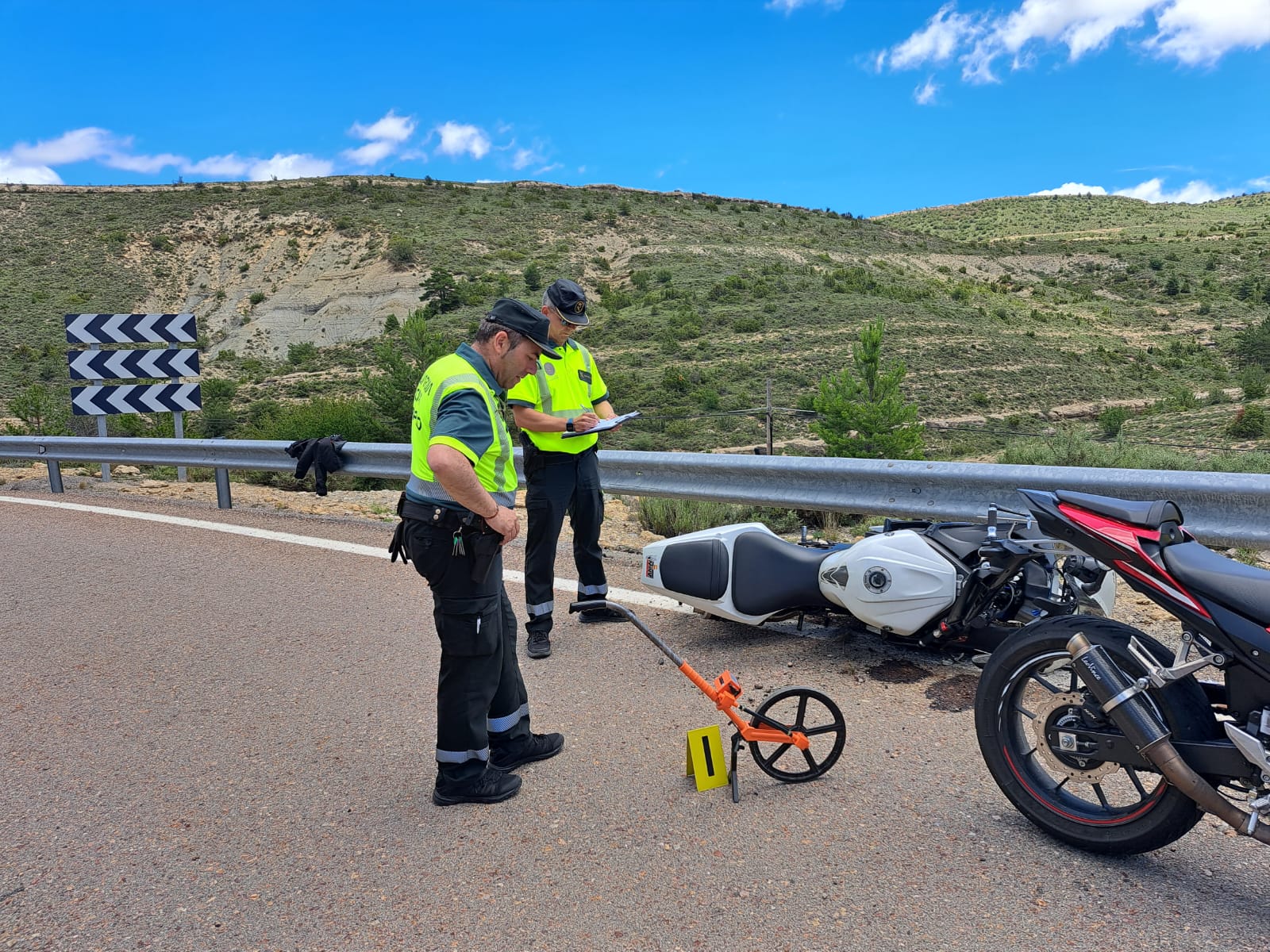 Muere un motorista al chocar contra una bionda en Villarroya de los Pinares (Teruel)