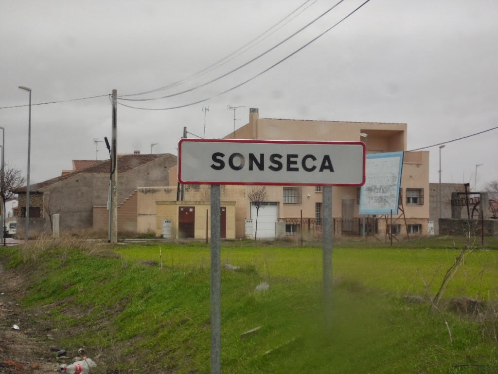 Imagen de archivo de uno de los carteles anunciadores de Sonseca (Toledo)