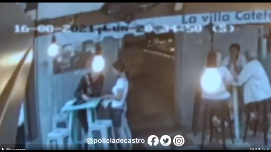 Momento del video en el que se observa el robo. Las imágenes han sido publicadas por la Policía de Castro en sus redes sociales