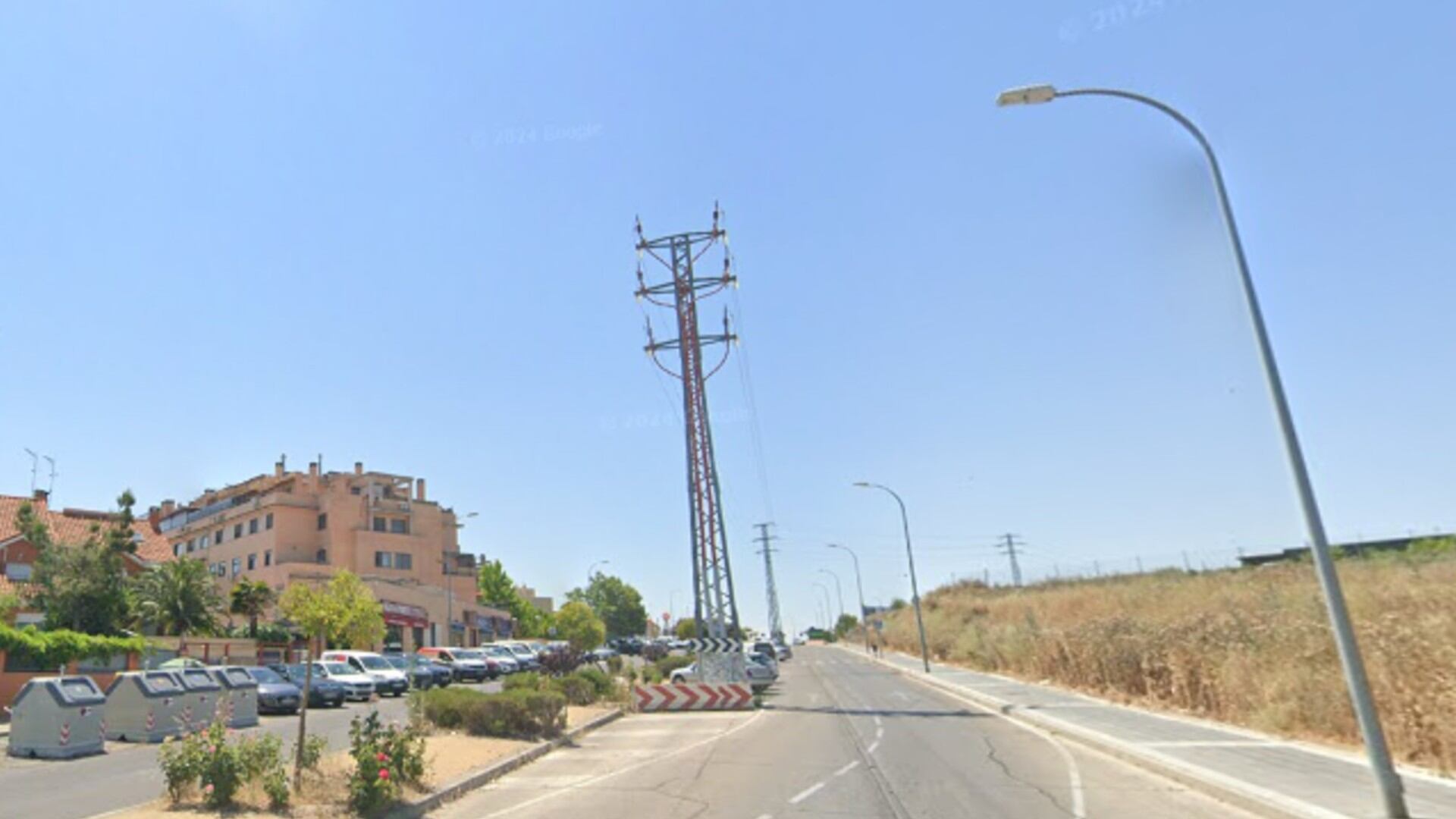 Una de las torres de alta tensión en la avenida de España de Valdemoro