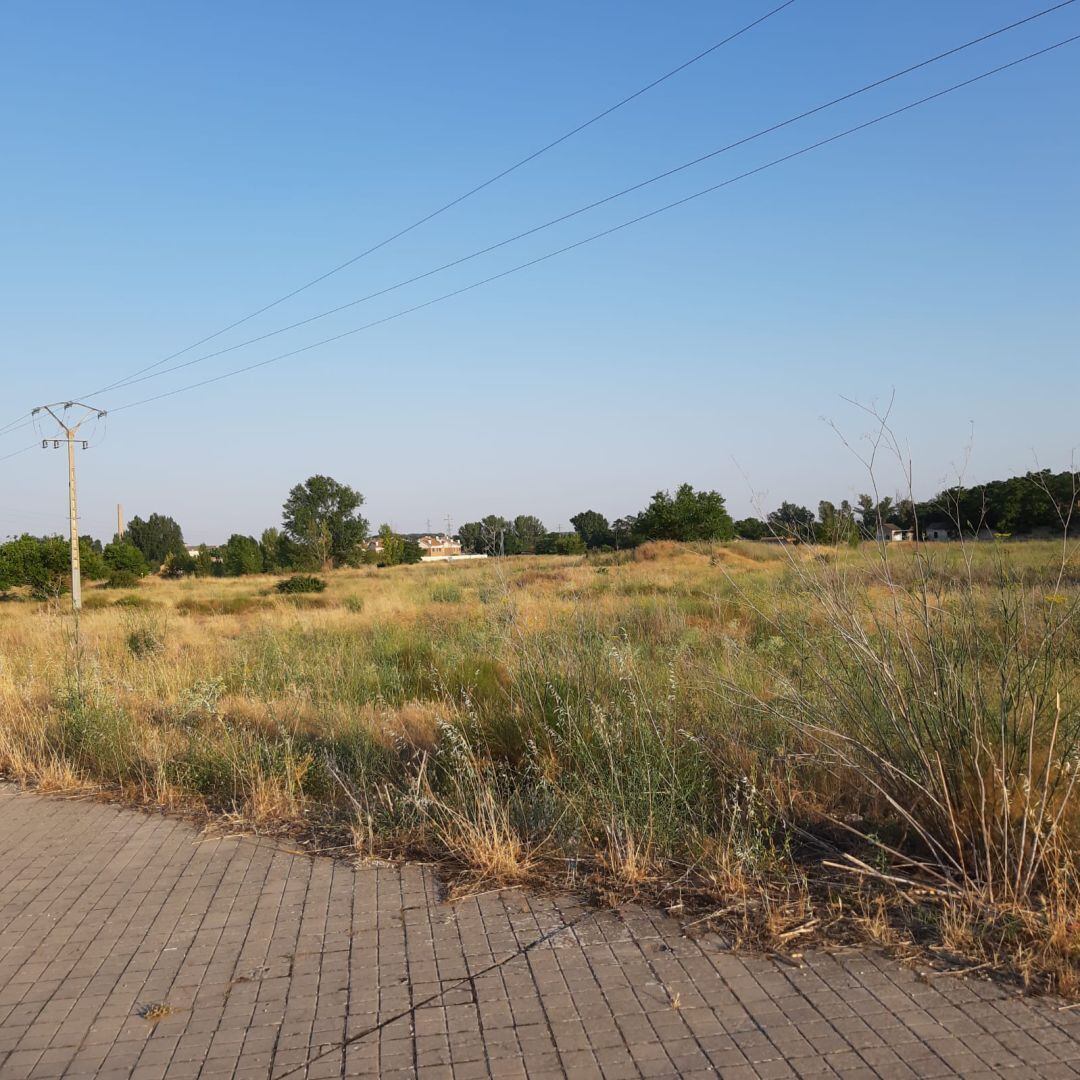 El tendido eléctrico y las canalizaciones de gas que atraviesan el solar donde se construirá el hospital necesitan ser desviadas para poder realizar las obras