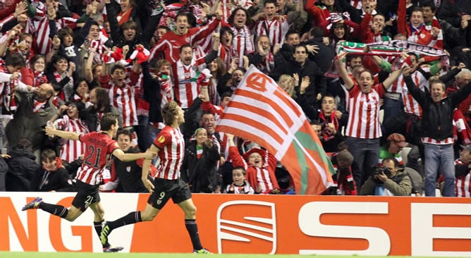 El delantero del Athletic de Bilbao Fernando Llorente (d) celebra tras marcar el tercer gol ante Stinj Schaars (2-i), del Sporting de Lisboa, durante el partido de vuelta de las semifinales de la Liga Europa