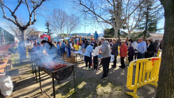 Vecinos de Moralzarzal disfrutando de la parrilla popular en la Fiesta de la Matanza