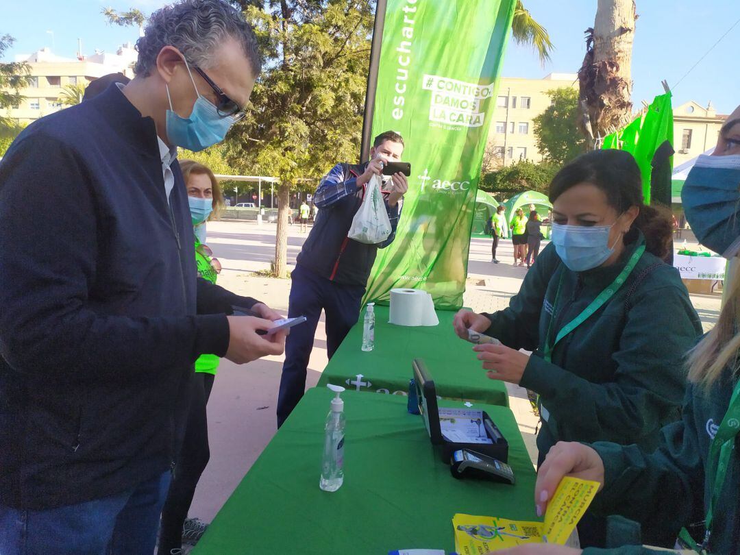 El consejero de Salud, Juan José Pedreño, esta mañana durante su inscripción en la marcha verde de la AECC en Murcia