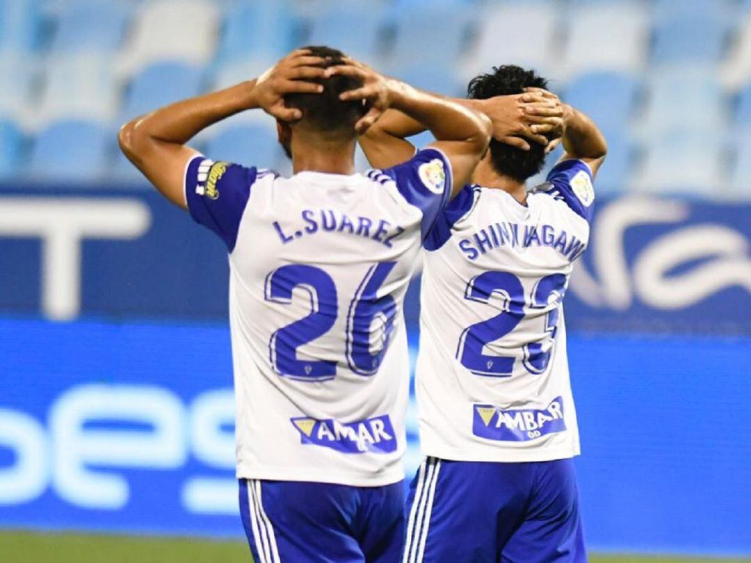 Luis Suárez y Shinji Kagawa durante el partido frente a la SD Huesca