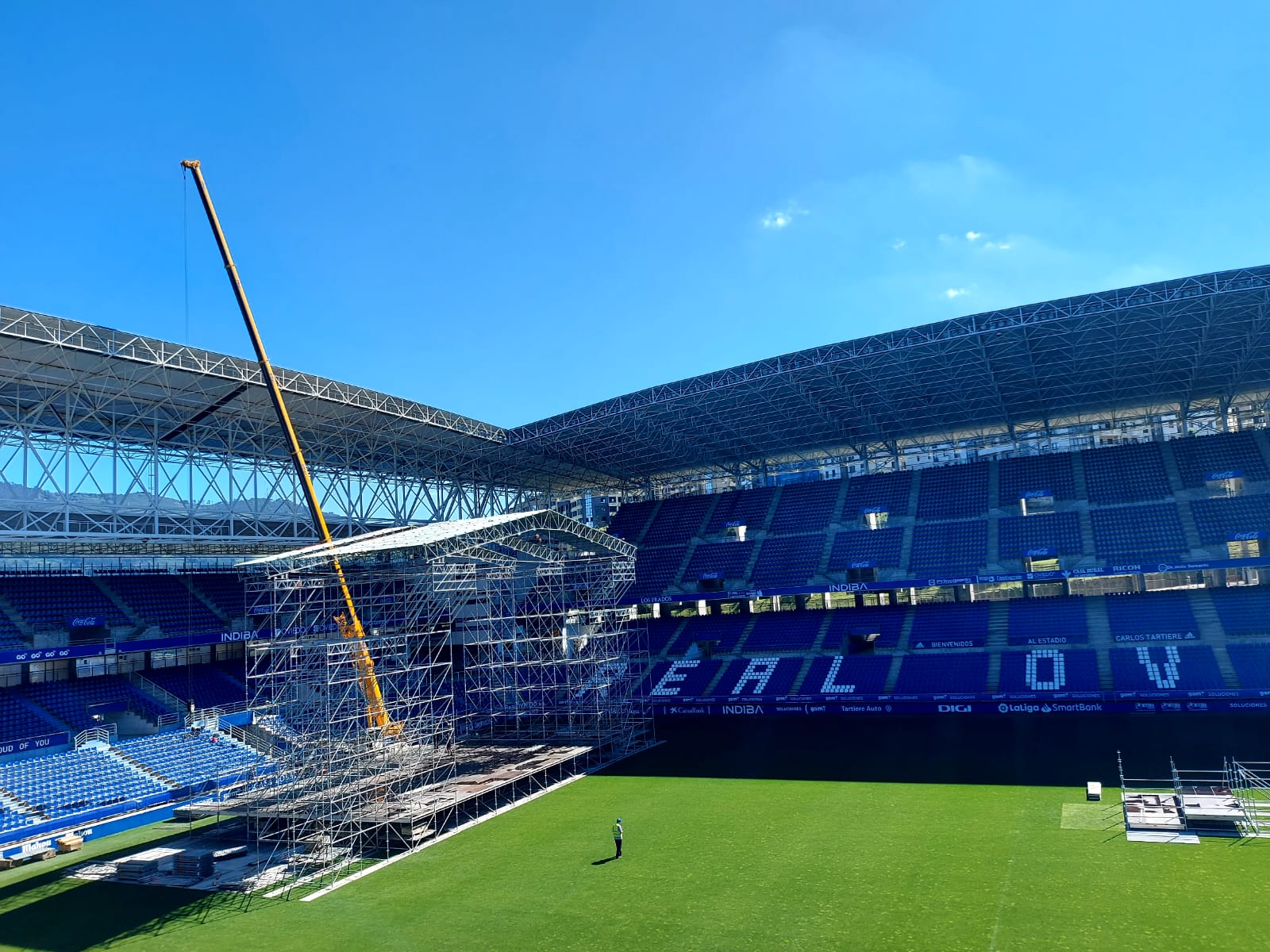 Los técnicos ya ha levantado la estructura del gran escenario que estará listo para el día 29.