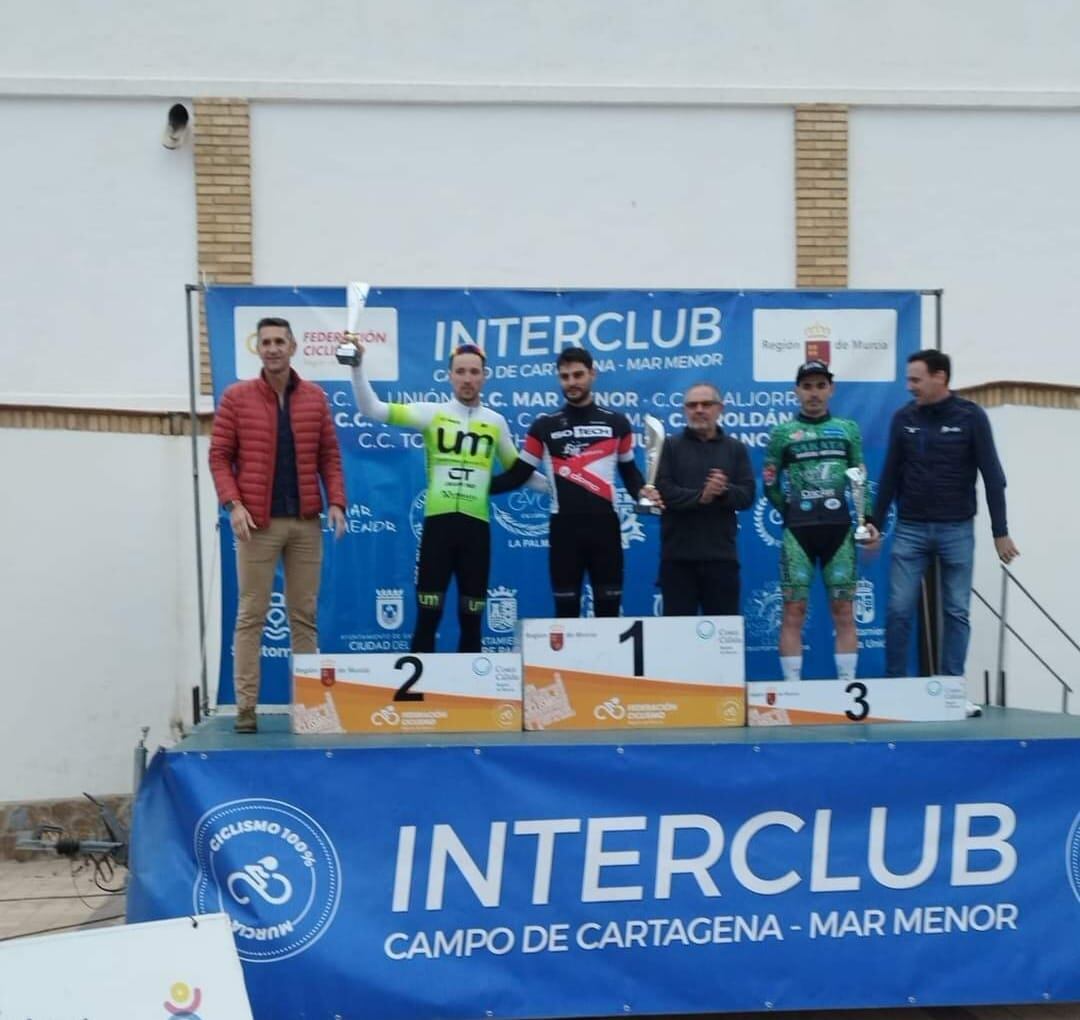 Antonio con los trofeos