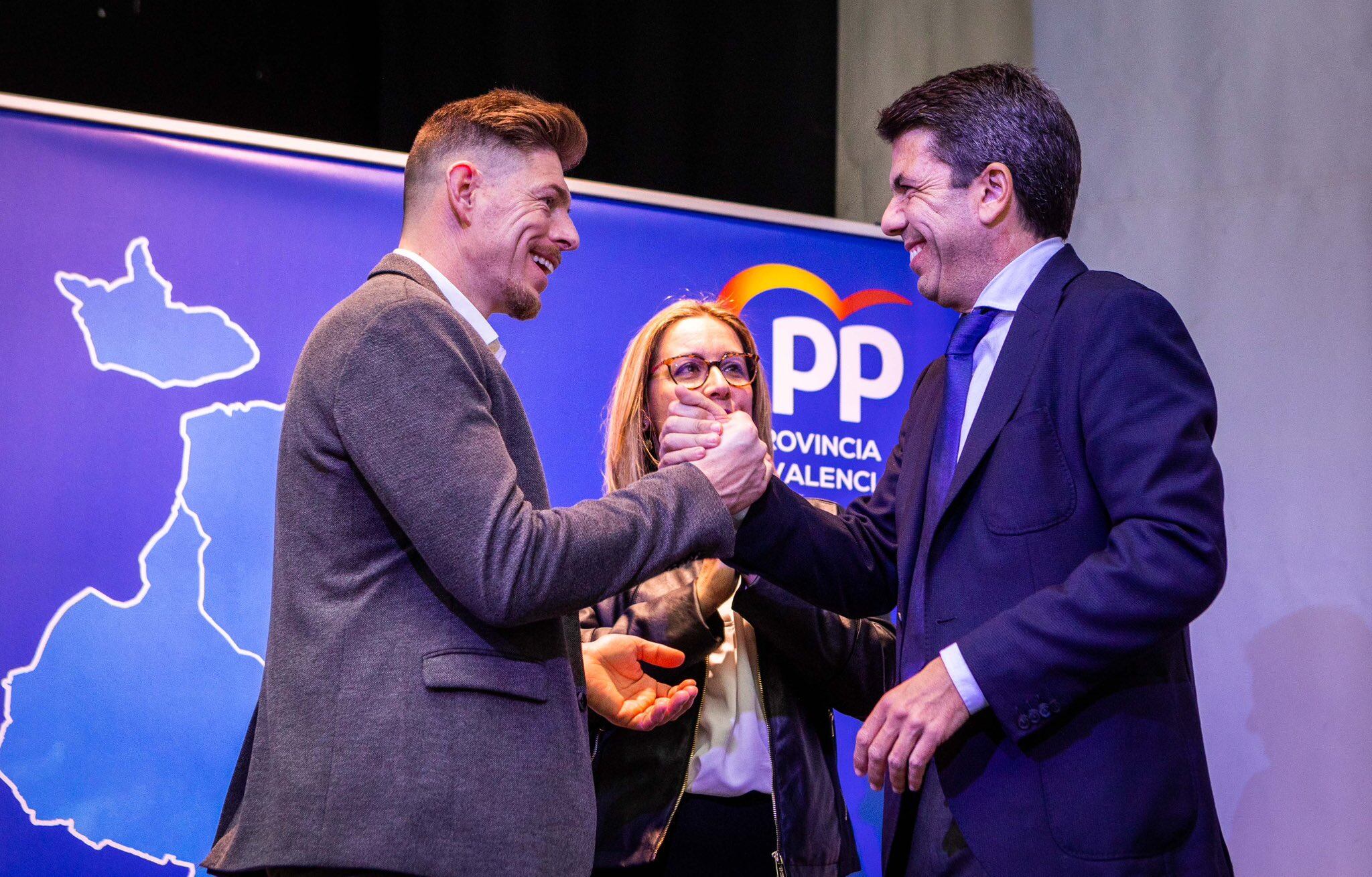 Carlos Mazón con Juan Carlos Roses en el acto de presentación del candidato del PP a la alcaldía de Albaida.