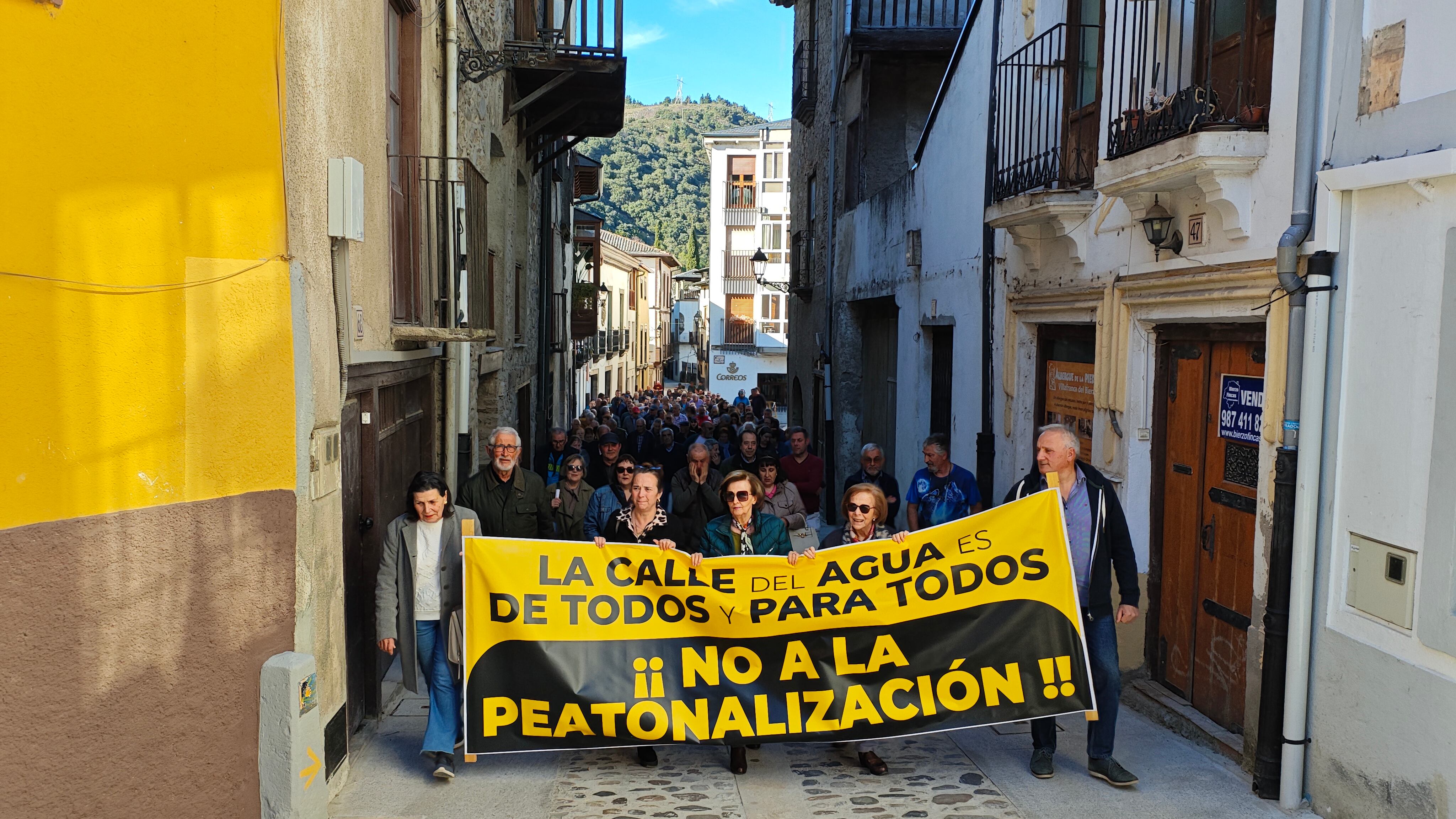 Movilización en la Calle del Agua de Villafranca del Bierzo