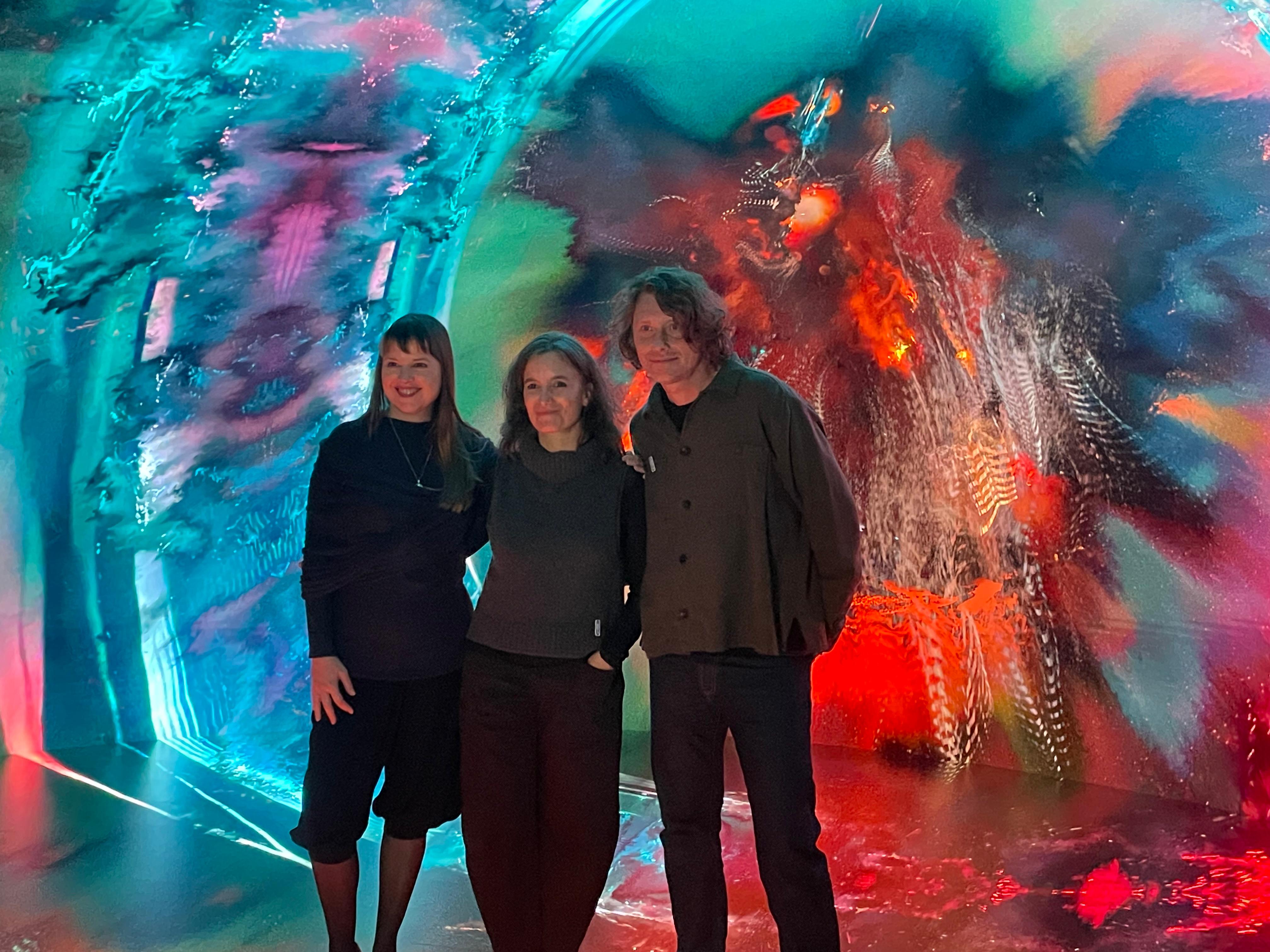 A la izquierda la comisaria Antònia Folguera, junto a dos artistas visuales de Desilence