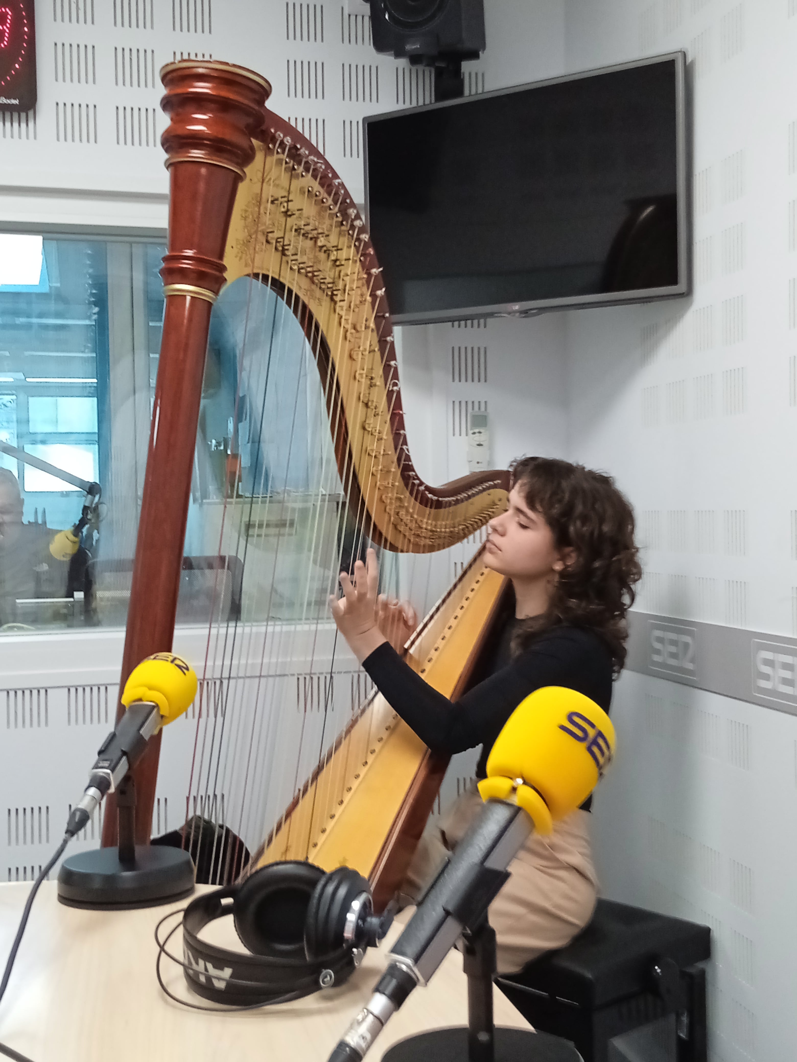 Candela García interpretando en directo un fragmento de la obra con la que ganó el certamen nacional Arpa Plus 204