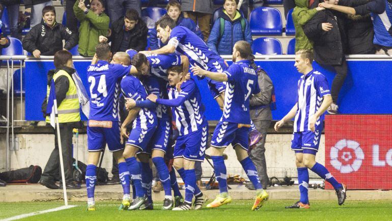 Los jugadores del Alavés festejan el tanto de Deyverson