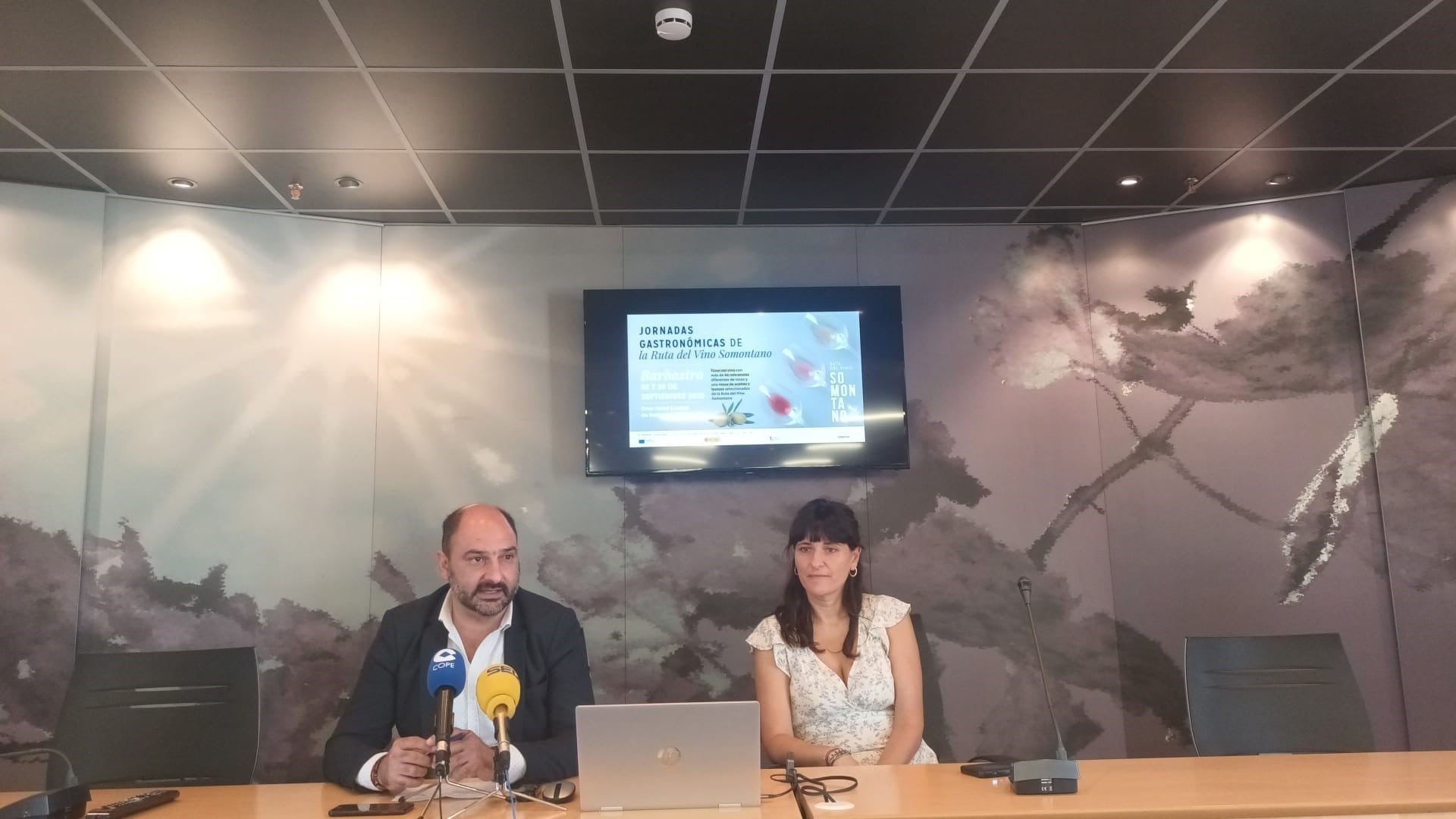 Fernando Torres y Clara Bosch en la presentación de las primeras jornadas gastronómicas