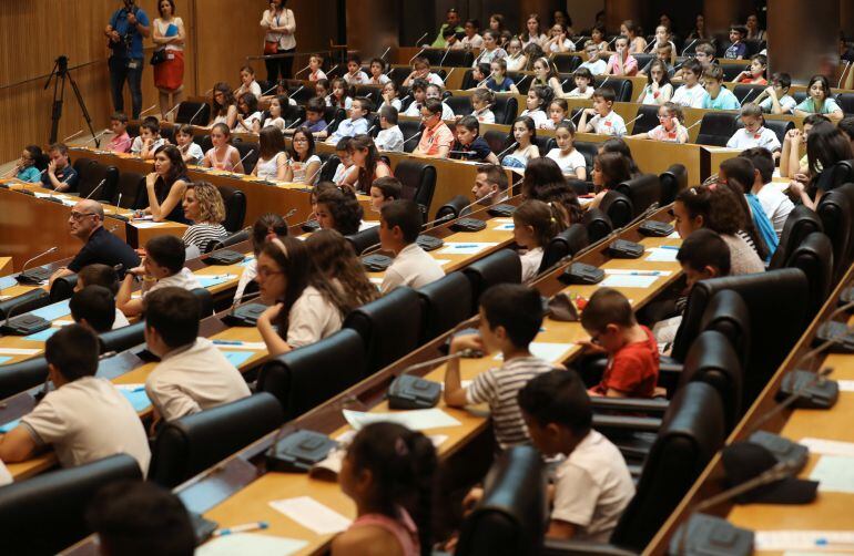 Vista general del pleno infantil en el que 165 escolares de diferentes provincias han ejercido de diputados por un día para reflexionar sobre la convivencia y el acoso escolar. 