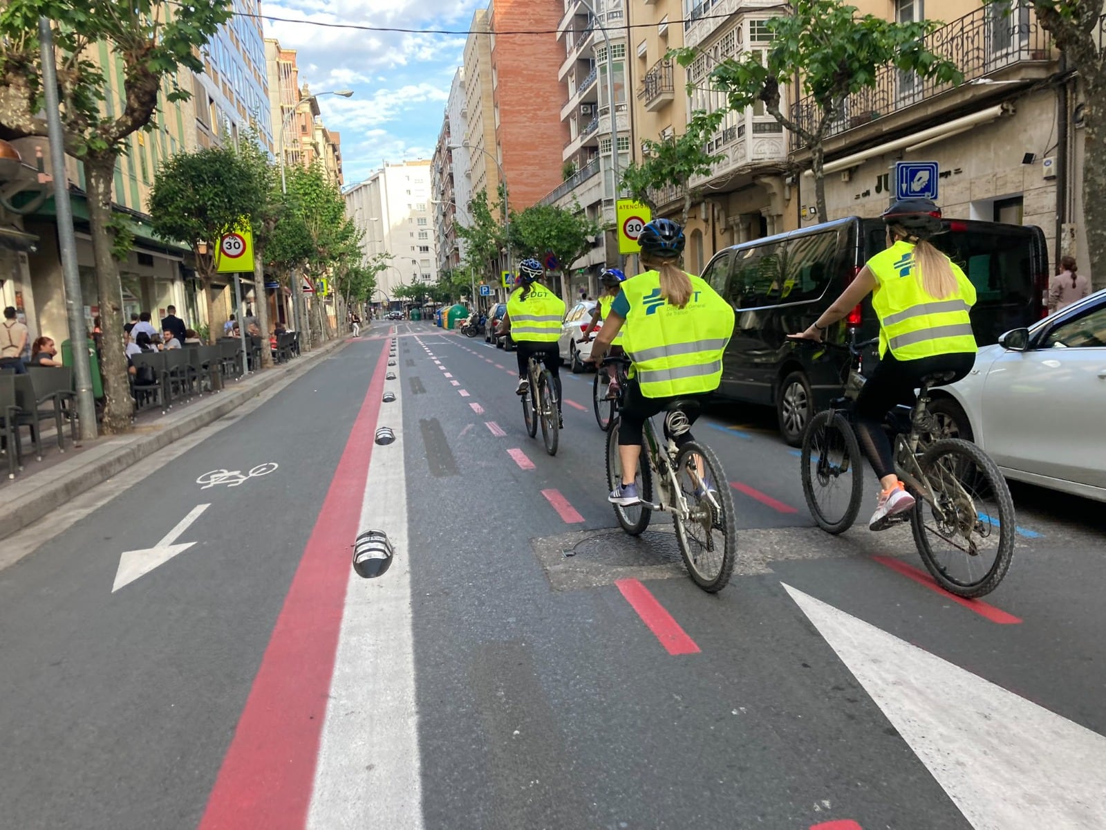 Un grupo de ciclistas recorren el barril bici en avenida de Portugal en Logroño | Logroño en Bici - Ecologistas en Acción