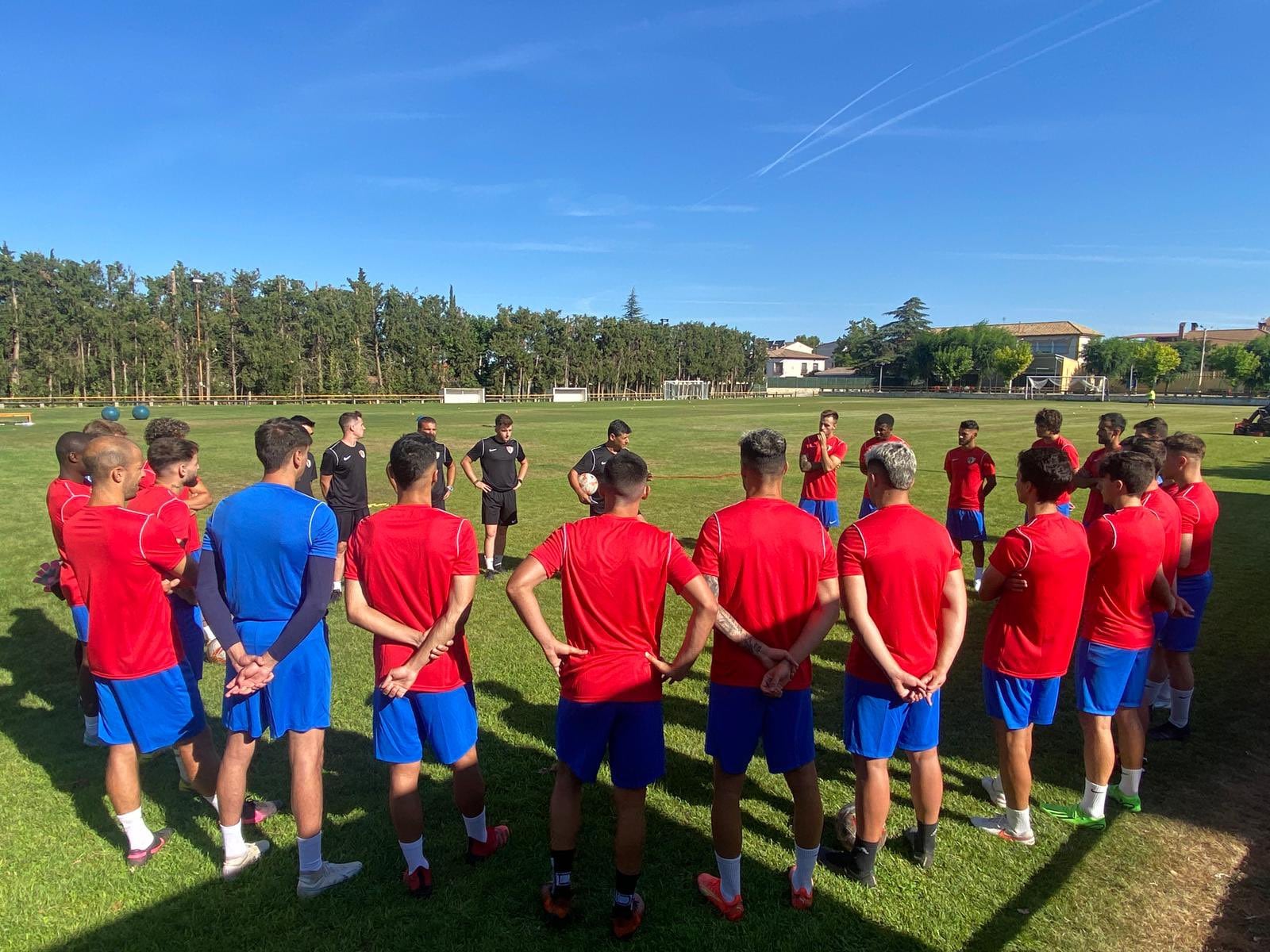 Josete habla con sus jugadores en el primer entrenamiento de la UD Barbastro