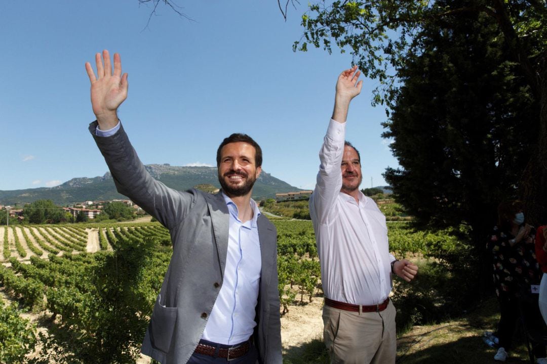 El presidente del PP, Pablo Casado, y el candidato a lehendakari, Carlos Iturgaiz, durante el acto electoral que la coalición de su partido con Ciudadanos ha celebrado este domingo en la localidad riojanoalavesa de Labastida