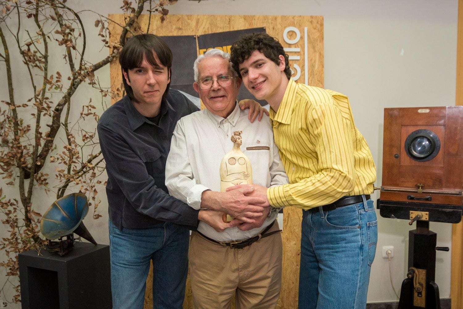 Kevin Castellano y Edu Hirschfeld, junto a Antonio. Premio Espiello Choven 2025.