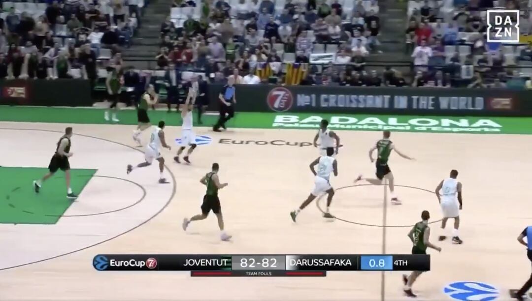 Momento de la canasta de Prepelic en el Joventut vs Darussafaka