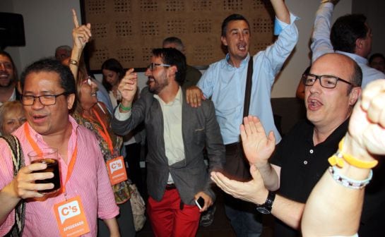 Simpatitzants i militants de C's, celebrant els resultats del 27S.