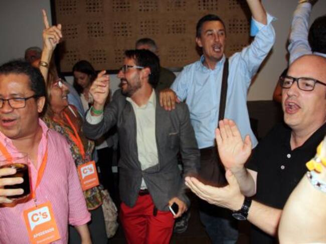 Simpatitzants i militants de C's, celebrant els resultats del 27S.