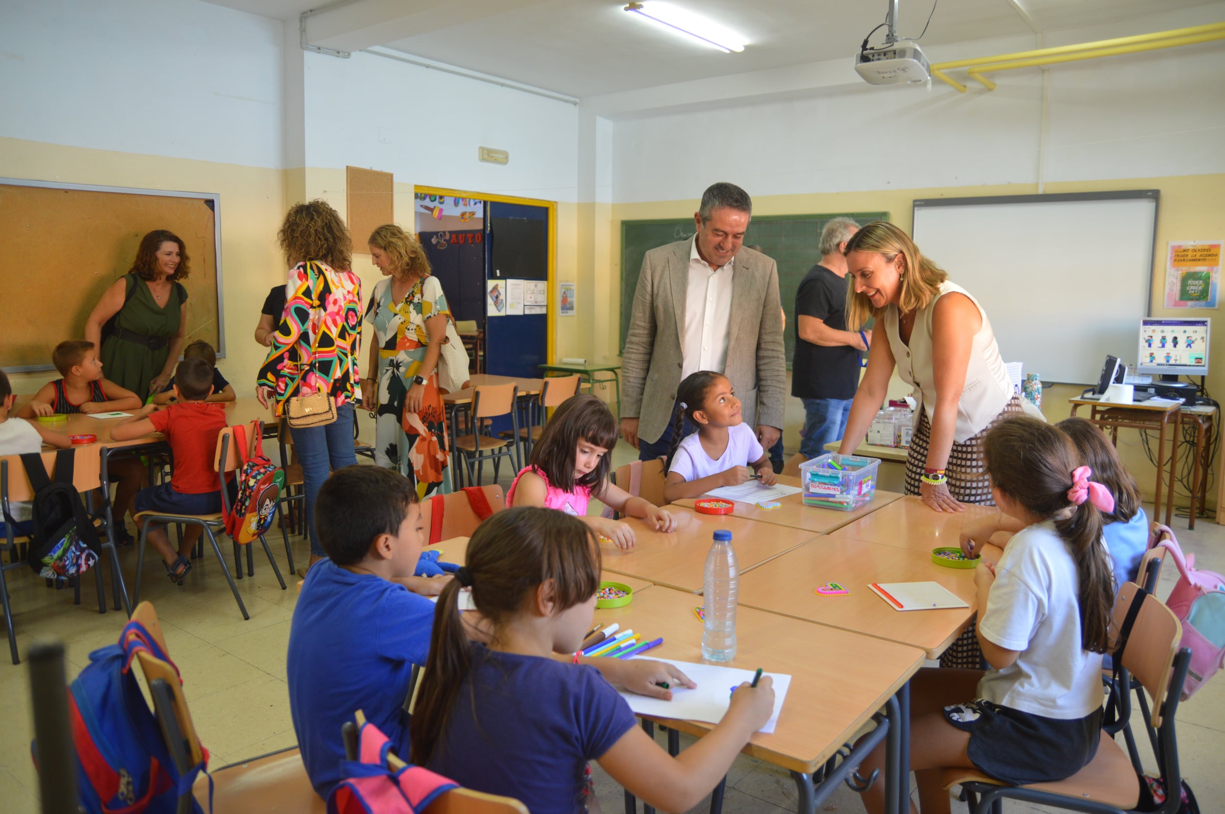 La consejera en funciones de Política Social, Familias e Igualdad, Conchita Ruiz, junto el alcalde de Alcantarilla, Joaquín Buendía, durante la escuela de verano del Plan Corresponsables