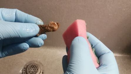 Un especialista de la Policia Científica neteja les restes d'un dit per extreure'n l'empremta i poder identificar la persona