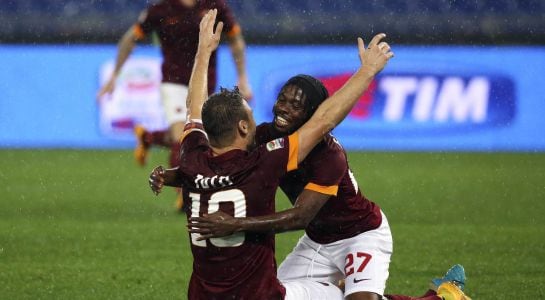 AS Roma&#039;s Francesco Totti (L) embraces with teammate Gervinho following a goal scored by Miralem Pjanic during their Italian Serie A soccer match against Inter Milan at the Olympic stadium in Rome November 30, 2014. REUTERS/Alessandro Bianchi (ITALY - Tag