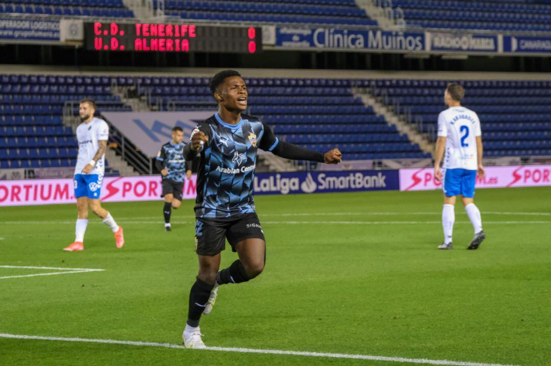 Largie Ramazani celebrando el gol de la victoria en Tenerife.