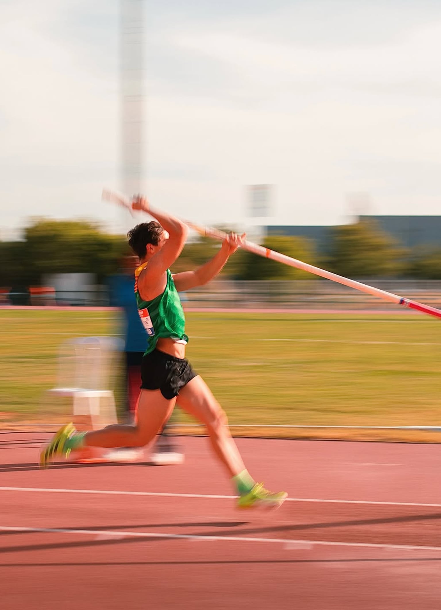 Atletas del Playas de Castellón realizando salto de pértiga