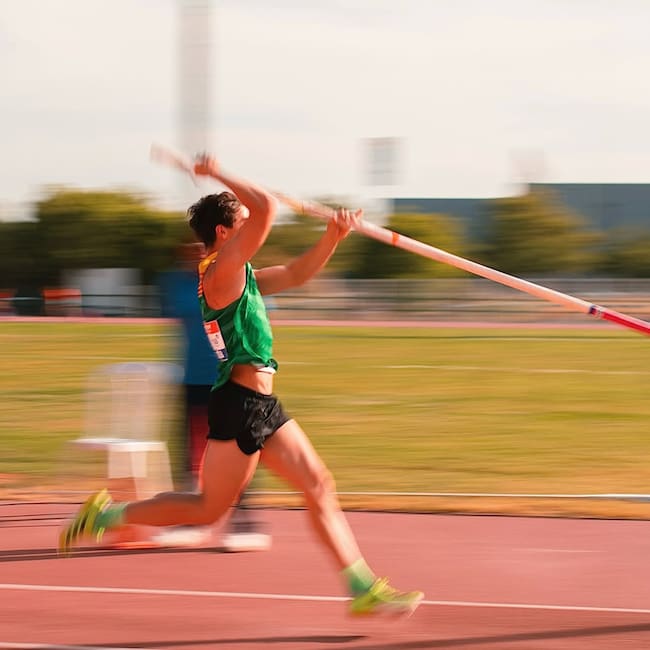Atletas del Playas de Castellón realizando salto de pértiga