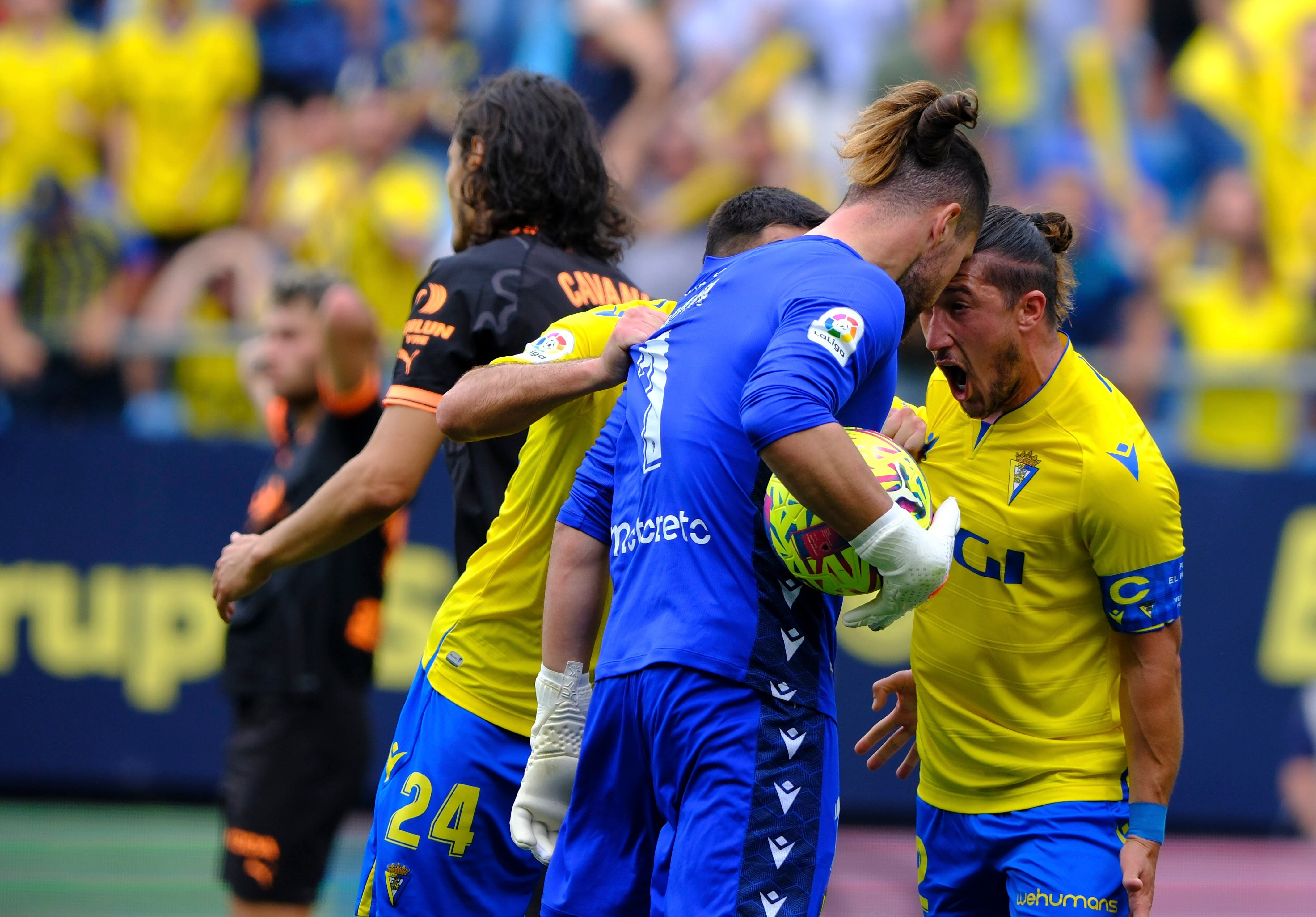 GRAF9966. CÁDIZ, 30/04/2023.- Los jugadores del Cádiz CF Conan Ledesma y Pacha Espino (d) celebran la victoria durante el partido de Liga que enfrenta al Cádiz CF y al Valencia CF en el Estadio Nuevo Mirandilla (Cádiz). EFE/Román Ríos
