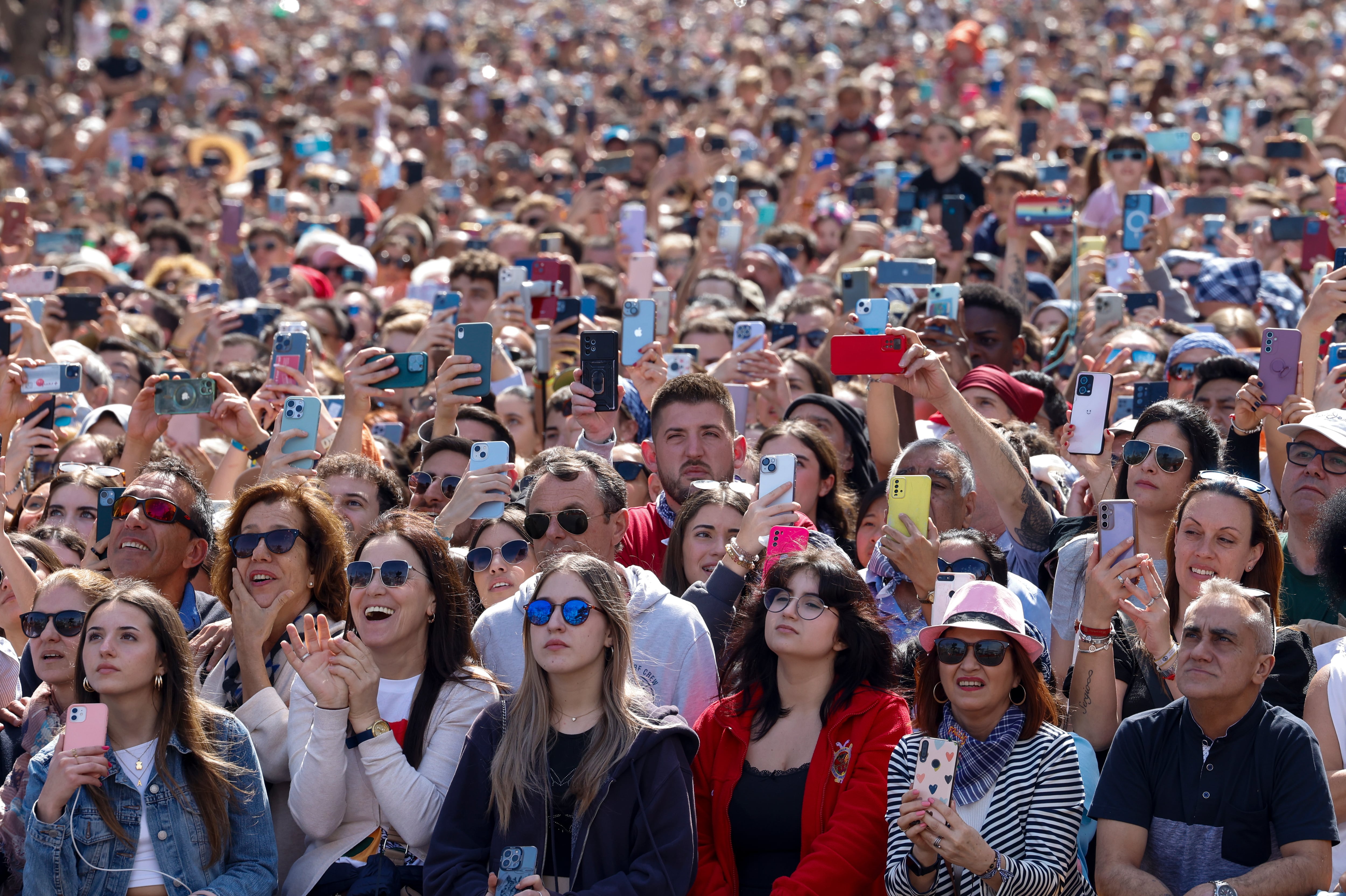 GRAFCVA9314. VALENCIA, 17/03/2024.- Una multitud asiste a la mascletà de las Fallas de 2024 disparada este domingo en la plaza del Ayuntamiento de València a cargo de Pirotecnia Caballer FX, de Moncada (Valencia). EFE/Ana Escobar