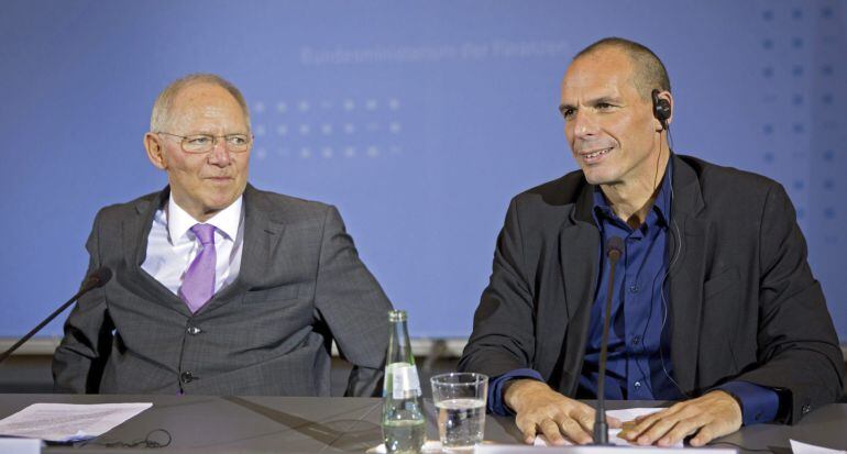 El ministro de Finanzas griego, Yanis Varufakis y su homólogo alemán, Wolfgang Schäuble, comparecen en una rueda de prensa celebrada tras su reunión en Berlín (Alemania).