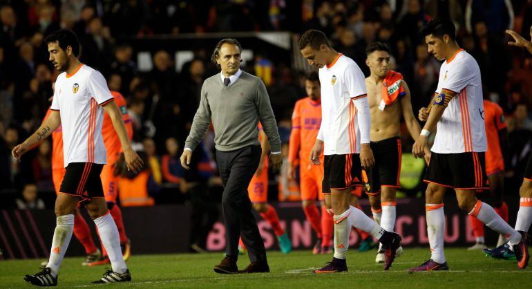 Prandelli y algunos jugadores del Valencia abandonan el terreno de juego cabizbajos 